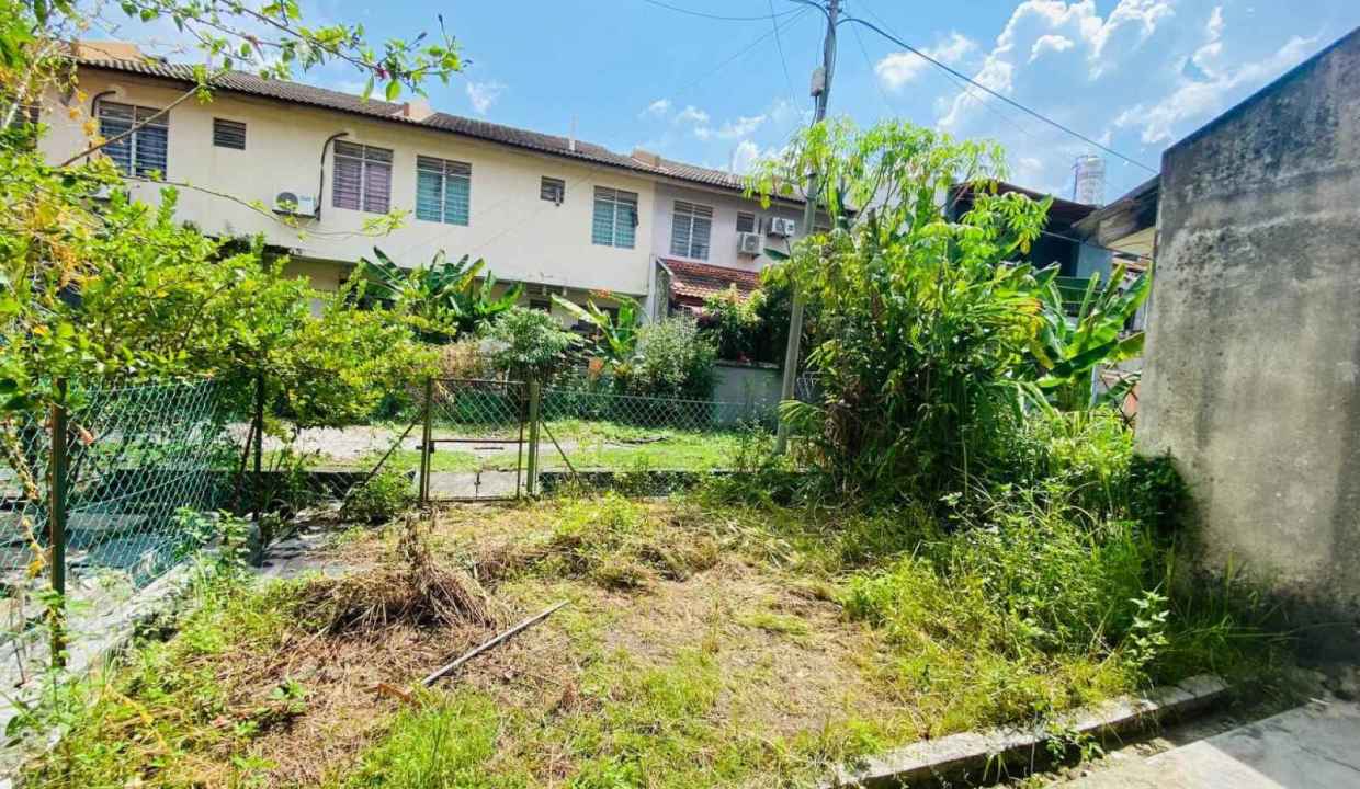 FACING OPEN Double Storey Terrace Bandar Saujana Putra (14)
