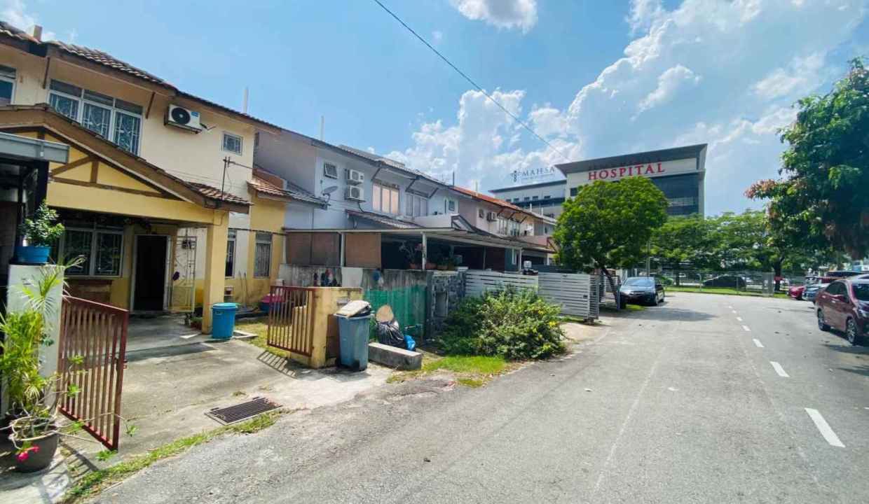 FACING OPEN Double Storey Terrace Bandar Saujana Putra (4)